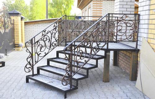 Металлическая лестница для крыльца своими руками. Как сделать лестницу на крыльцо своими руками?
