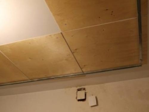 Потолок из фанеры в деревянном. Выбор фанерных плит для потолка 09 Потолок из фанеры в деревянном. Выбор фанерных плит для потолка 09