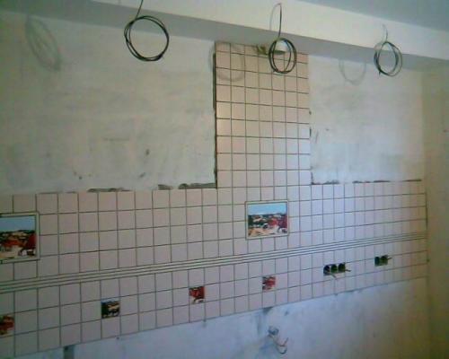 Балки на потолке на кухне. Классическая кухня из массива 10 кв.м. с потолочными балками