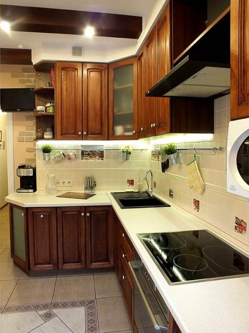 Балки на потолке на кухне. Классическая кухня из массива 10 кв.м. с потолочными балками