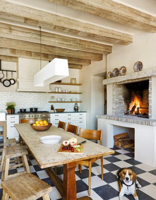 Балки на потолке на кухне. Классическая кухня из массива 10 кв.м. с потолочными балками 24