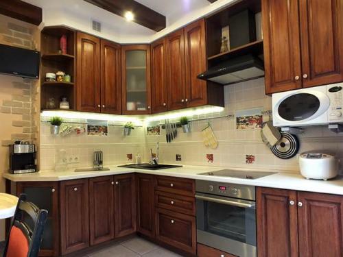 Балки на потолке на кухне. Классическая кухня из массива 10 кв.м. с потолочными балками