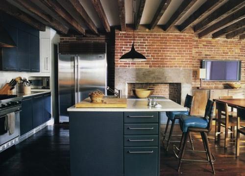 Балки на потолке на кухне. Классическая кухня из массива 10 кв.м. с потолочными балками 21