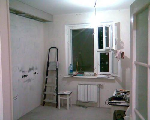 Балки на потолке на кухне. Классическая кухня из массива 10 кв.м. с потолочными балками