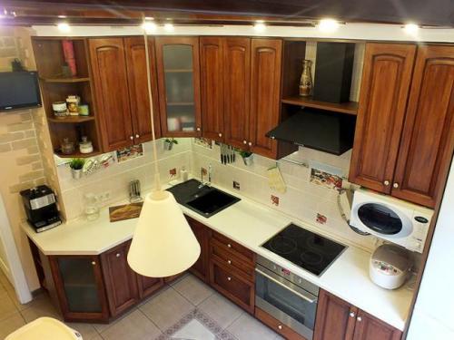 Балки на потолке на кухне. Классическая кухня из массива 10 кв.м. с потолочными балками