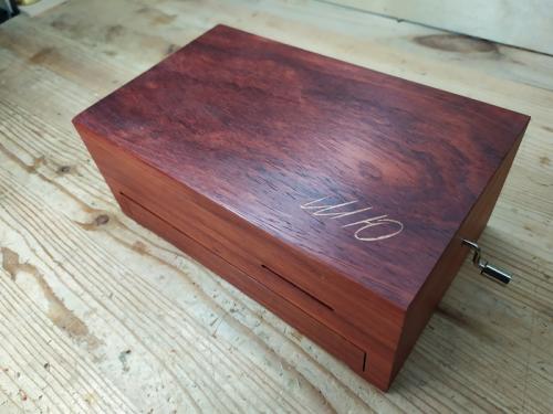 Чертежи шкатулок для выпиливания лобзиком. Музыкальная шкатулка из падука