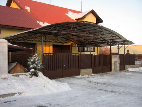 Раздвижной навес из поликарбоната. Навесы из поликарбоната — обзор лучших проектов и особенности выбора красивых идей оформления для навеса (105 фото)