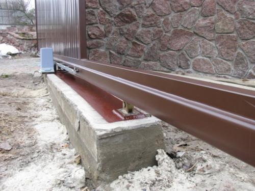 Фундамент под раздвижные ворота своими руками. Фундамент для откатных ворот своими руками пошагово