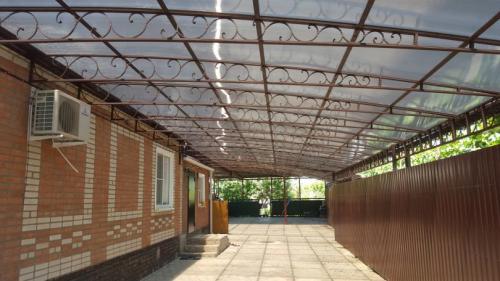 Раздвижной навес из поликарбоната. Навесы из поликарбоната — обзор лучших проектов и особенности выбора красивых идей оформления для навеса (105 фото)