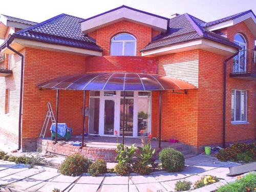 Легкие навесы из поликарбоната. Навесы из поликарбоната во дворе частного дома — секреты мастера самостоятельного изготовления и особенности проектирования! (фото и видео)