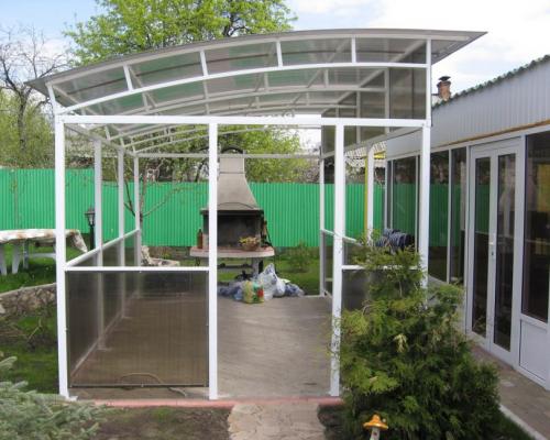 Легкие навесы из поликарбоната. Навесы из поликарбоната во дворе частного дома — секреты мастера самостоятельного изготовления и особенности проектирования! (фото и видео)