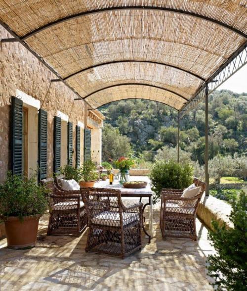 Легкие навесы из поликарбоната. Навесы из поликарбоната во дворе частного дома — секреты мастера самостоятельного изготовления и особенности проектирования! (фото и видео)