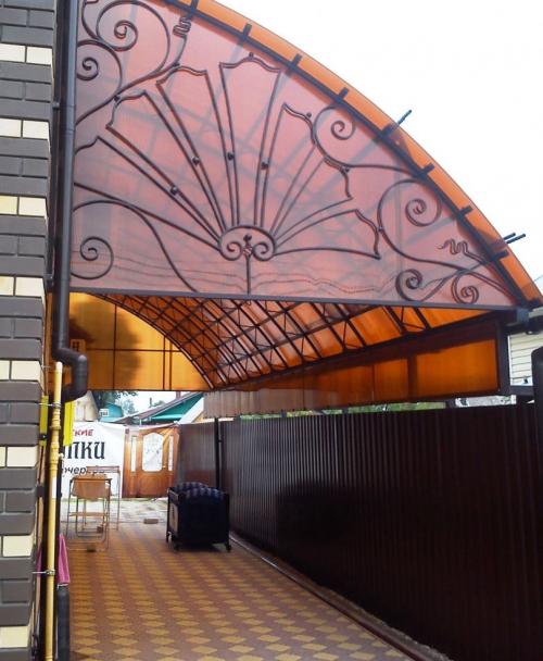 Легкие навесы из поликарбоната. Навесы из поликарбоната во дворе частного дома — секреты мастера самостоятельного изготовления и особенности проектирования! (фото и видео)