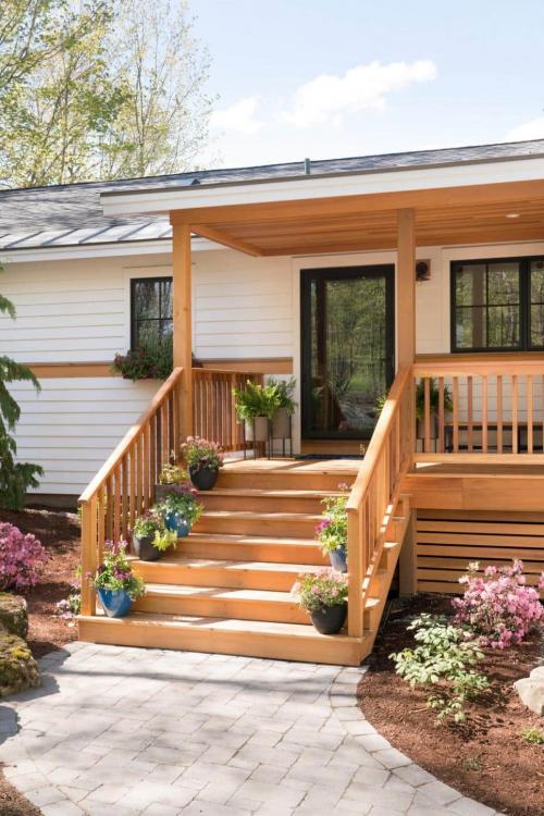 Варианты крыльца из металла. Деревянное крыльцо