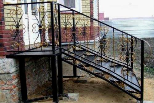 Как сделать ступеньки к крыльцу из металла своими руками. Устройство крыльца из металла 01 Как сделать ступеньки к крыльцу из металла своими руками. Устройство крыльца из металла 01