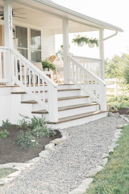 Варианты крыльца из металла. Деревянное крыльцо