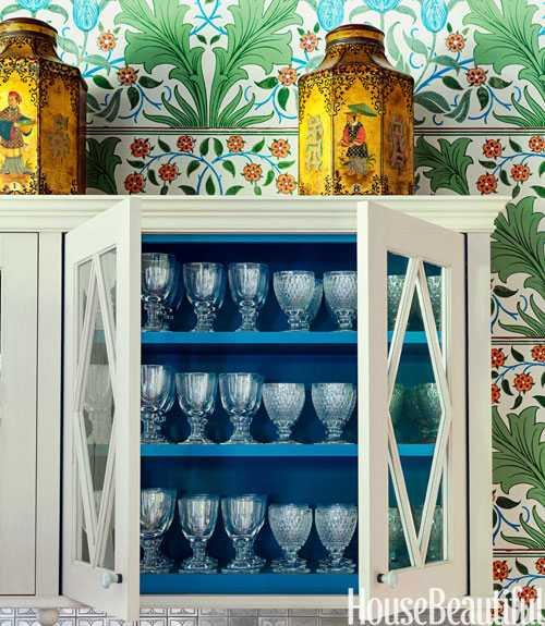 Яркие цветочные обои на кухне 02