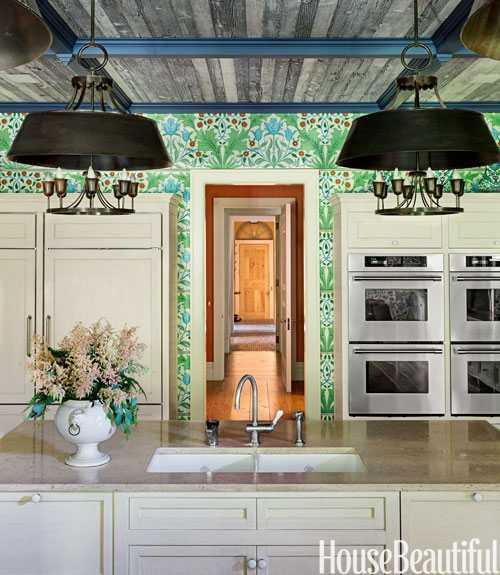 Яркие цветочные обои на кухне 06