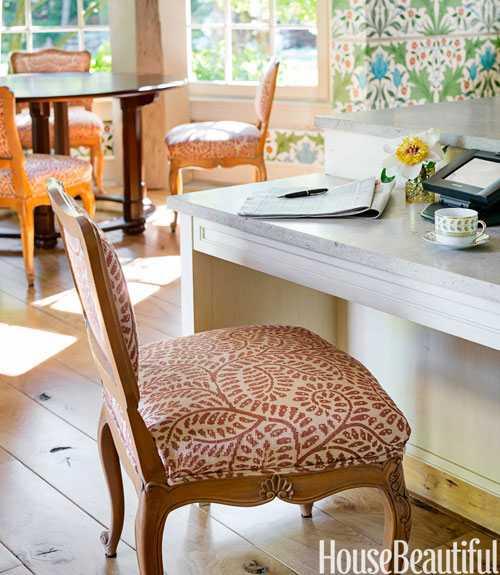 Яркие цветочные обои на кухне 04