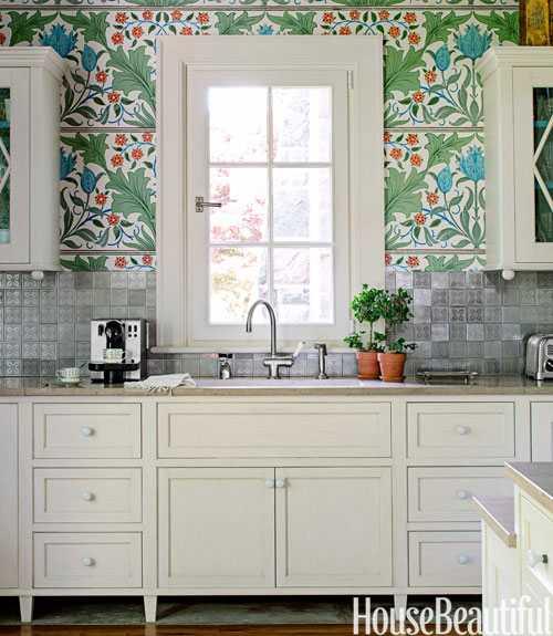 Яркие цветочные обои на кухне 01