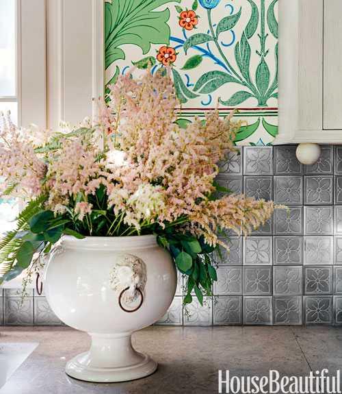 Яркие цветочные обои на кухне 05