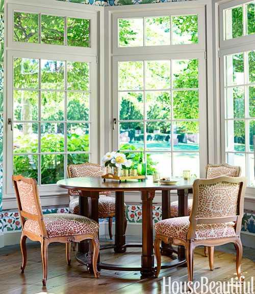 Яркие цветочные обои на кухне 03