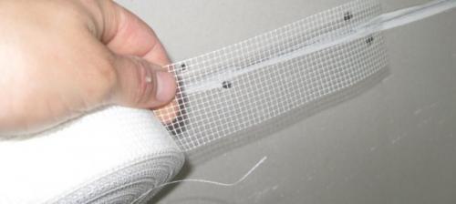 Как шпаклевать потолок из гипсокартона и штукатурить. Нанесение стартового покрытия 09