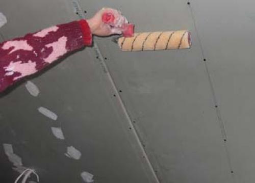 Как шпаклевать потолок из гипсокартона и штукатурить. Нанесение стартового покрытия 07 Как шпаклевать потолок из гипсокартона и штукатурить. Нанесение стартового покрытия 07