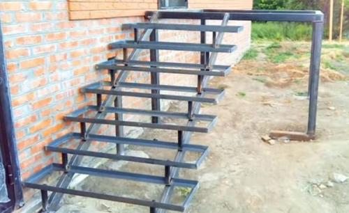 Какие материалы необходимы для строительства крыльца из металла. Крыльцо из металлического уголка своими руками.