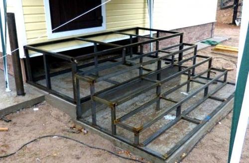 Какие материалы необходимы для строительства крыльца из металла. Крыльцо из металлического уголка своими руками.