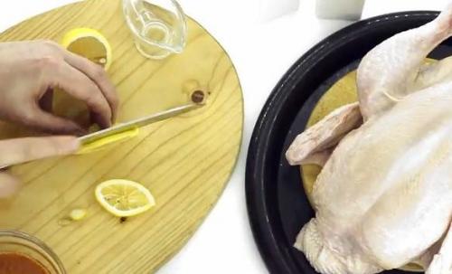 Как запечь курицу целиком в духовке. Как приготовить курицу целиком с хрустящей корочкой в духовке