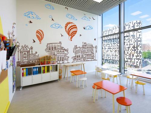 Современные решения: как сделать стены в детской уникальными 06