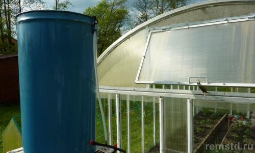 Как сделать капельный полив из бочки для теплицы. Делаем капельный полив в теплице из бочки