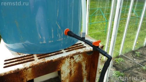 Как сделать капельный полив из бочки для теплицы. Делаем капельный полив в теплице из бочки