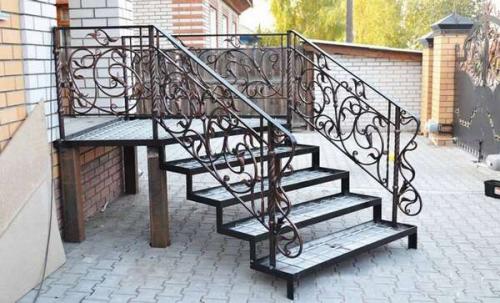 Какие особенности дизайна можно добавить к крыльцу из профильной трубы. Как сделать крыльцо из профильной трубы своими руками: пошаговая инструкция с чертежами и фото