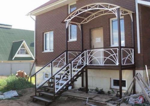 Какие особенности дизайна можно добавить к крыльцу из профильной трубы. Как сделать крыльцо из профильной трубы своими руками: пошаговая инструкция с чертежами и фото