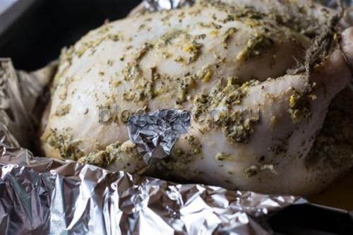 Курица с хрустящей корочкой в фольге. Курица в духовке в фольге