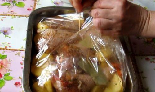 Курица в рукаве в духовке с картошкой. Курица с картошкой в рукаве — пошаговый рецепт приготовления в духовке