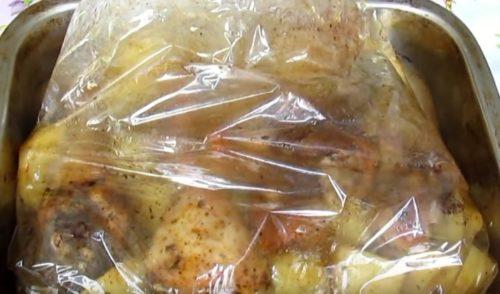 Курица в рукаве в духовке с картошкой. Курица с картошкой в рукаве — пошаговый рецепт приготовления в духовке