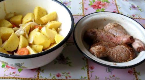 Курица в рукаве в духовке с картошкой. Курица с картошкой в рукаве — пошаговый рецепт приготовления в духовке