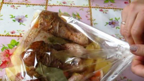 Курица в рукаве в духовке с картошкой. Курица с картошкой в рукаве — пошаговый рецепт приготовления в духовке