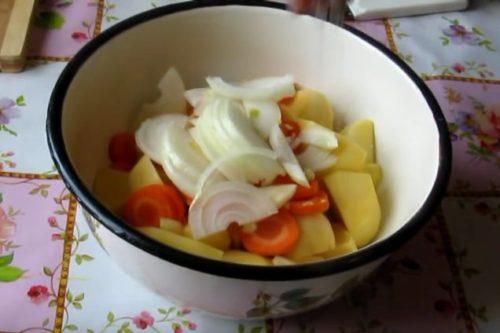 Курица в рукаве в духовке с картошкой. Курица с картошкой в рукаве — пошаговый рецепт приготовления в духовке