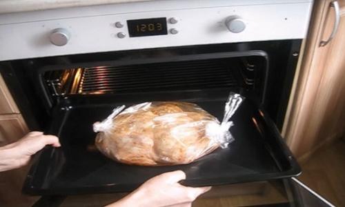 Как вкусно запечь курицу в рукаве для запекания. Курица в духовке целиком в рукаве — простой рецепт