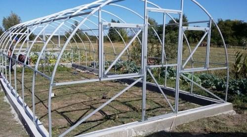 Как крепить поликарбонат на верху теплицы. Как прикрутить поликарбонат на теплицу сверху: возможные решения