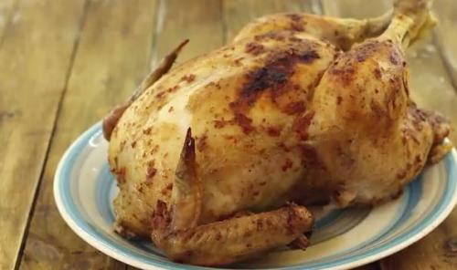 Как сделать хрустящую корочку на курице в духовке. Как запечь курицу целиком в духовке, чтобы она получилась сочной и с хрустящей корочкой: 8 рецептов курицы в духовке