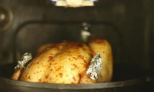 Как сделать хрустящую корочку на курице в духовке. Как запечь курицу целиком в духовке, чтобы она получилась сочной и с хрустящей корочкой: 8 рецептов курицы в духовке