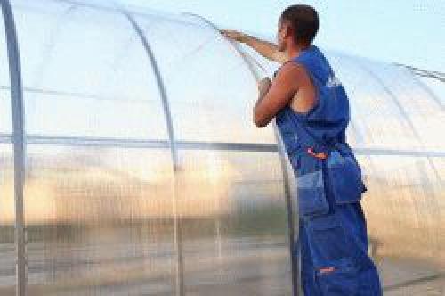 Как крепить поликарбонат к деревянному каркасу. Деревянная теплица из поликарбоната – наиболее распространенный и востребованный вид 02 Как крепить поликарбонат к деревянному каркасу. Деревянная теплица из поликарбоната – наиболее распространенный и востребованный вид 02