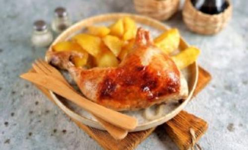 Сочная курица в духовке с хрустящей корочкой с картошкой. Очень вкусная курица с картошкой на противне в фольге