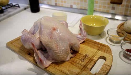 Курица на бутылке в духовке с картошкой. Курица на бутылке в духовке — пошаговый рецепт с хрустящей корочкой