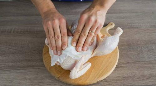 Как запечь курицу в фольге целиком с корочкой. Курица, запеченная целиком в фольге